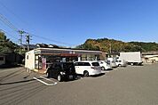 セブンイレブン　鹿児島西郷団地入口店【セブンイレブン鹿児島西郷団地入口店】コンビニエンス ストアのチェーン。軽食や飲み物をはじめ、売店で扱うさまざまな商品を用意。 560m