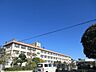 周辺：吉野東小学校【鹿児島市立吉野東小学校】は、吉野町に位置する1981年創立の小学校です。令和3年度の生徒数は1161人で、48クラスあります。校訓は「かしこく　なかよく　たくましく」です。 2280m