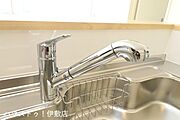 【浄水器一体型水栓（同仕様写真）】安全で安心したお水がでてくるので、小さなお子様がいるご家庭にも安心でおいしい水がいただけます。
