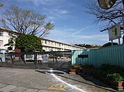 伊敷小学校【鹿児島市立伊敷小学校】は、伊敷5丁目に位置する1878年創立の小学校です。令和3年度の生徒数は413人で、17クラスあります。 680m