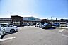 周辺：コープ姶良店【コープ姶良店】鹿児島県姶良市西餅田にあるスーパーです。駐車場、ATM(鹿児島銀行)、100円ショップザ・ダイソー、ユニクロ、西松屋、シュープラザ、ミスタードーナツ、ドラッグス 1250m
