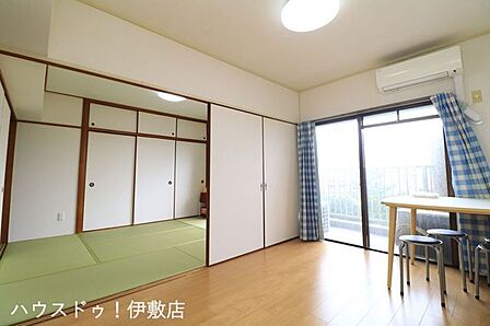 【洋室6帖】掃き出し窓があり、部屋の奥まで光が入りやすい洋室