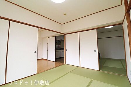 【和室6帖】和室6帖と和室6帖、洋室6帖が続間となっており、開放感のある空間