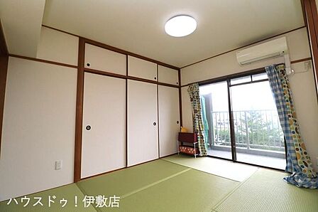 【和室6帖】押入付きの和室。布団など余裕をもって収納可能です