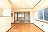 リビング/ダイニング：【リビング】リビング13.75帖と和室4.5帖の合わせて18.25帖の広々空間※AIによる家具消し済