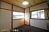 和室：【2F和室4.5帖】二面に窓があるため一日中安定した明るさが保てます。腰高窓なので家具の配置もしやすく模様替えも楽しめそうです。