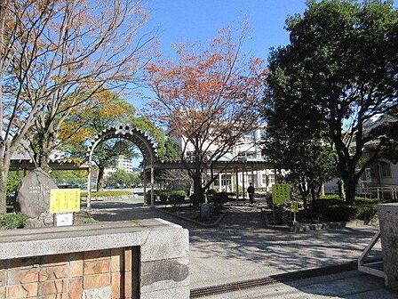 【鹿児島市立長田中学校】は、小川町に位置する1947年創立の中学校です。令和3年度の生徒数は267人で、10クラスあります。校訓は「自立・友愛・志学・根性」です。 350m