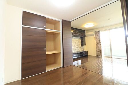 【洋室4.3帖】各居室収納付きで収納豊富なお部屋です