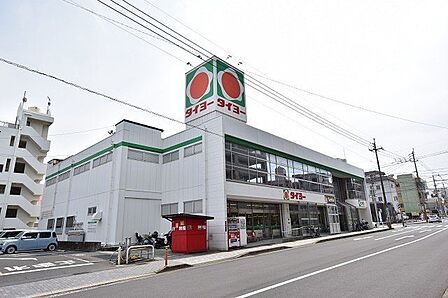 タイヨー 大竜店【タイヨー大竜店】鹿児島市大竜町にあるスーパーです。営業時間 1階9:30~23:00、2階9:30~20:00取扱品目 生鮮食品、日配品、一般食品、日用雑貨、衣料品、 420m