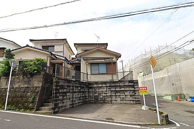外観:【外観写真】・車高を気にせず停められるカースペース・東南角地で陽当たり良好 外観:【外観写真】・車高を気にせず停められるカースペース・東南角地で陽当たり良好