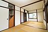 和室：【和室4.5帖×和室4.5帖】2部屋それぞれに押入があり収納力十分！ふすまを開けて9帖の広々空間にするも良し、仕切ってプライベートな個室にするも良しの便利な間取りです。