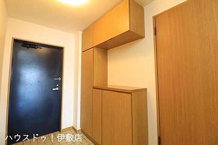 【玄関】玄関にはシューズボックス付。家族の靴など収納可能です