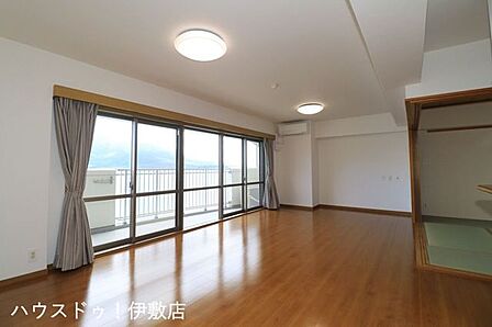 【リビング】リビングから桜島が眺望でき、桜島の四季を感じながら毎日過ごすことができます