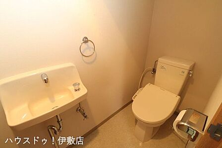 【トイレ】ウォシュレット付きのトイレ。手洗い器もついており、便利なトイレです