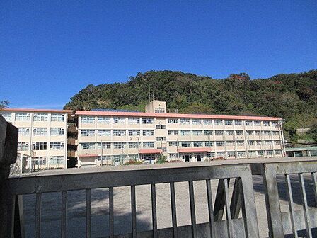 清水中学校【鹿児島市立清水中学校】は、稲荷町に位置する1947年創立の中学校です。令和3年度の生徒数は358人で、12クラスあります。校訓は「理想・根気・敬愛」です。 1240m