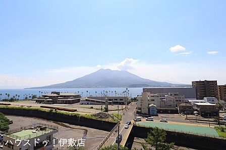 【眺望写真】桜島の四季を感じながら毎日を気持ちよく過ごせます。毎日のコーヒーがおいしそうです