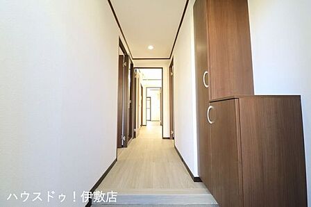 【玄関】玄関右側にはシューズボックスを新設。