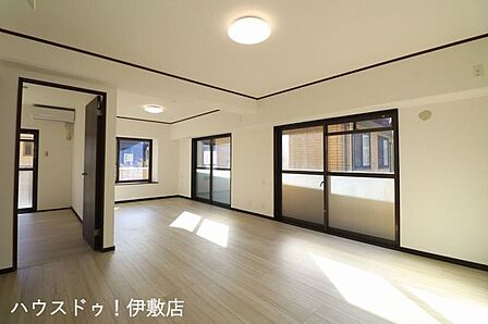 【リビング】窓が多くあり、風通しもよく、陽当たり良好なリビング空間