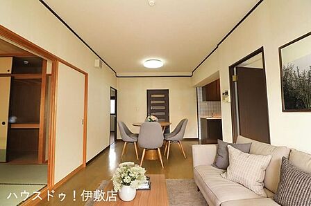 【リビング】広々としたリビングダイニングは、隣接する和室を開放することで、さらに開放感が増します。家族の団欒や、趣味のスペースとして多様に使えます