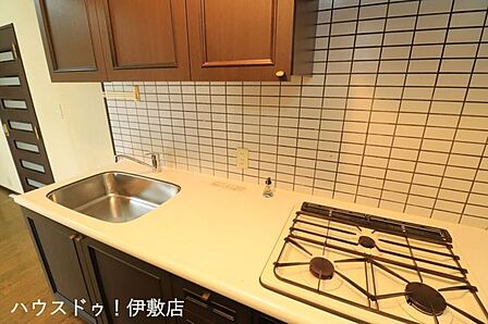 【キッチン】壁付けキッチンで、リビングへの油はねやにおい移りを防ぎ、お掃除のしやすさも兼ね備えています