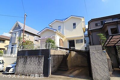 外観：【外観写真】前面道路より高い位置にあるため、通行人の視線が気になりにくい外観です。カーポートを1台分備えています。