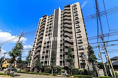 外観：【D’クラディア永吉の外観】マンション目の前がバス停となっており、鹿児島中央駅まで乗車12分と便利な通学、通勤に立地