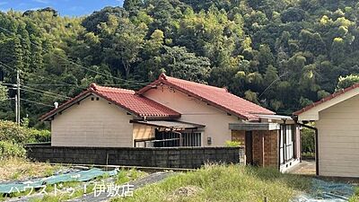 外観：【外観写真】緑に囲まれた静かな住環境で、お子さまとの外遊びや趣味の時間も充実。広い敷地を活かした自分らしい暮らしのアイデアが広がります。
