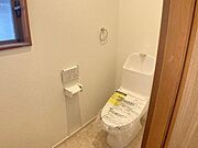 1階トイレ。節水タイプで経済的。ノズルも便器も汚れが付きにくくおそうじしやすい素材でできているため、きれいが長続き！