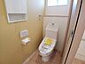 トイレ：2階トイレ。夜中のトイレも階段の上り下り不要！また、朝の慌ただしい時間帯もゆったり身支度できます。ニッチ収納付きでちょっとした掃除用具等も目につかないようにしまっておけ便利♪