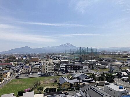 東側のお部屋で、天気が良ければ大山が望めます!(2025年4月撮影)