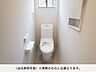 トイレ：【同型写真】トイレ。節水タイプで経済的。汚れが付きにくくお掃除しやすい素材なので、きれいが長続きします！サニタリー用品やちょっとした掃除用具も目につかないよう仕舞っておけるニッチ収納つき！