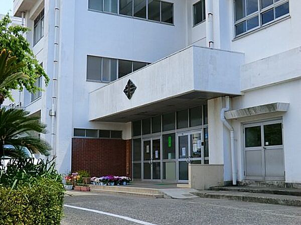 【小学校】横須賀市立衣笠小学校まで691ｍ