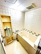 レトロな雰囲気が魅力の浴室。広めのバスタブで足を伸ばしてしっかりくつろげる空間です。毎日、日々の疲れを癒やして快適な生活を心がけましょう。