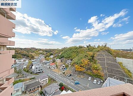 朝陽を浴びて一日を始める、最高のモーニングスポット。 南東向きのバルコニーなら、爽やかな光を全身に浴びながら朝食を。遮るもののない眺望が、心身をリフレッシュさせ、前向きな一日へと送り出してくれます。