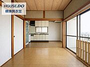 和の趣を感じる空間からキッチンへとつながる、どこか懐かしく落ち着いた室内。大きな開口部があり、明るさと開放感もしっかり確保されています。
