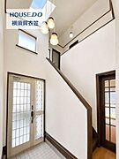 吹抜けのある玄関は上部から光が入り、明るく開放的な印象。来客を気持ちよく迎えられるゆとりある空間です。