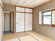 障子や木目の建具が落ち着いた雰囲気を演出する居室。和の趣を感じながら、客間や寝室としてゆったり使える空間です。