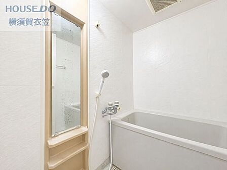 一日の疲れを癒やすリラックスタイムをスマートに実現。清潔感のある浴室設備が日々の健康維持を便利にサポートし、心身ともにリフレッシュできる穏やかな時間を力強く叶えます。※AIで家具を消したイメージです