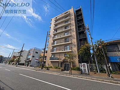 外観：街並みに調和する落ち着いた外観デザインが、住まう人の誇りをスマートに実現。タイル貼りの重厚感が資産価値を便利にサポートし、帰宅するたびに愛着が深まる美しい佇まいを力強く演出します。