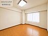 洋室：60m2超の専有面積を活かした居室空間が、家族それぞれのプライバシーをスマートに実現。納戸を含む豊富な収納力が室内をスッキリ整える環境を便利にサポート。※AIで家具を消したイメージです
