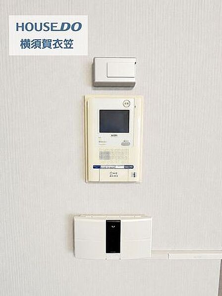 廊下に設けられた収納棚は、日用品や掃除道具を整理しやすく、居室内をすっきり保ちながら暮らせる便利なスペースで、生活感を抑えやすい点も魅力です。