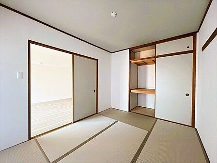 押し入れタイプの収納はお布団もすっきり収納が可能ですね、来客の方用のお布団もたくさん収納できます。