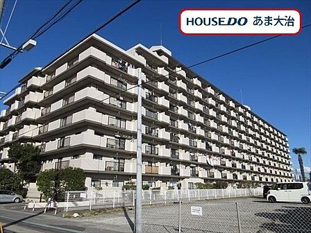 市バス、名鉄バス「大治役場前」停まで徒歩約9分。大治小学校まで徒歩約5分と、通勤通学にも嬉しい立地に中古マンションの登場です。9階建てマンションの3階です。