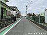 外観：幹線道路や高速インターにもほど近いエリアで、お出かけ好きの方にも嬉しい新居屋エリア。近隣にはドラッグストア等もあり安心して新生活をスタートできそうですね。