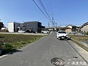 幅員約4.9mの前面道路です。車がすれ違うのに安心な道幅です。道幅が広すぎると交通量が増えてしまうのも心配ですので、これぐらいが理想的な道幅なのかもしれませんね。