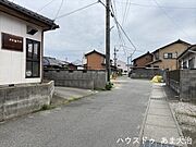 前面道路です。お子様と手を繋いで歩いている横を車が通り抜けれる道幅となっています。安心してお子様と一緒にお出掛けする事が出来ます。