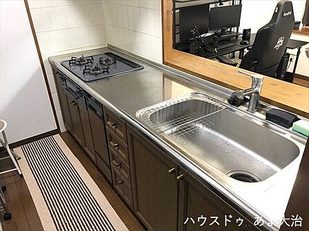 食器洗浄乾燥機、三口コンロの対面キッチン。収納スペースもたっぷりと設けています。