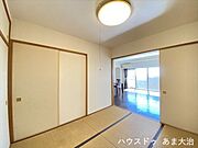 LDKと隣接した和室です。廊下からも出入りが可能です。押し入れもあるので寝具はもちろん、季節飾りや非常用バッグ等の収納場所としても◎