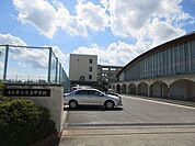 七宝中学校　心豊かで たくましく創造力のある人になろう。を教育目標としています。全校を縦割りにしたブロック制での学校祭が行われ、力を合わせてお互いの絆を深めることができます。 2000m