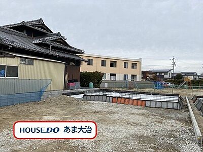 外観：名鉄バス「安松」停　徒歩約2分。市外へのアクセスも良好なあま市七宝町安松エリアに全2棟の新築戸建てが登場です。2階は全居室南向きで日当たりも良好◎